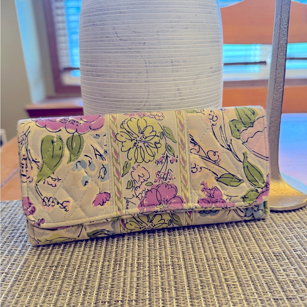 🌸VERA BRADLEY wallet in good condition! Light weight and fun for Summer!🌷